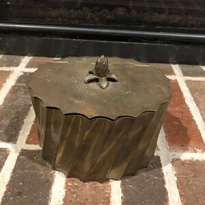 unique design vintage gold brass scalloped trinket or jewelry box with  lid